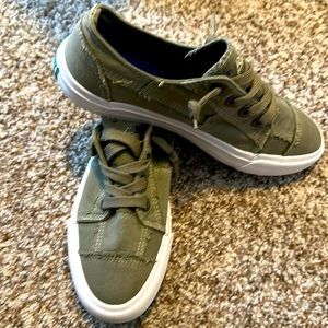Blowfish Malibu Size 7.5 Kahki Olive Green Slip on Canvas Shoe Tennis